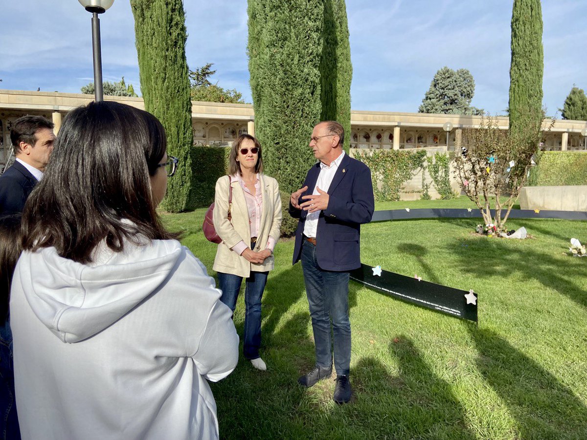 ercpaeria's tweet photo. Després, l'alcalde @MiquelPueyo i els membres d'@ercpaeria han portat un ram de flors al monument "Sospirs de pau", dedicat a les víctimes que van perdre la vida ens els moments més durs de la pandèmia, i a l'espai #Empremtes, dedicat al dol gestacional, perinatal i neonatal 🤍 https://t.co/w6pgT75YDr