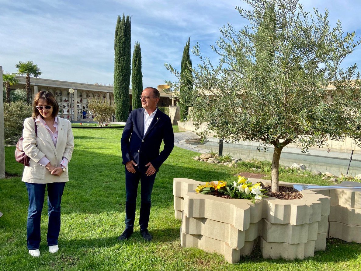 ercpaeria's tweet photo. Després, l'alcalde @MiquelPueyo i els membres d'@ercpaeria han portat un ram de flors al monument "Sospirs de pau", dedicat a les víctimes que van perdre la vida ens els moments més durs de la pandèmia, i a l'espai #Empremtes, dedicat al dol gestacional, perinatal i neonatal 🤍 https://t.co/w6pgT75YDr