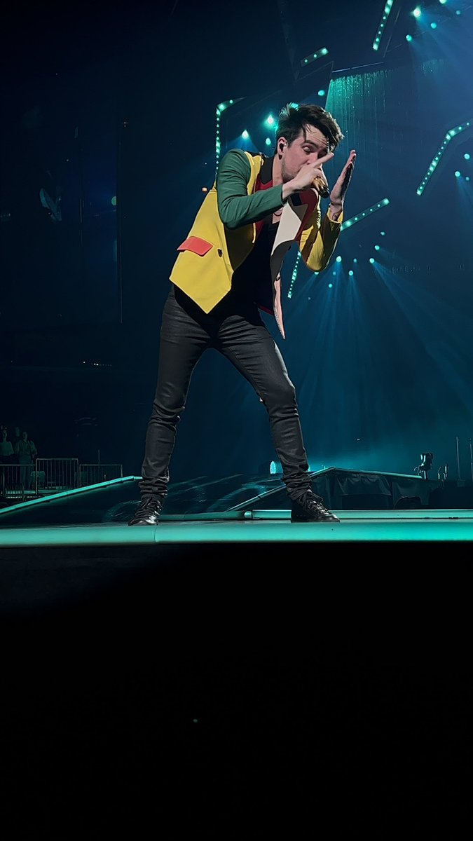 avaloves1's tweet image. Can’t believe this was even real last night, best concert yet! I❤️U @PanicAtTheDisco @brendonurie