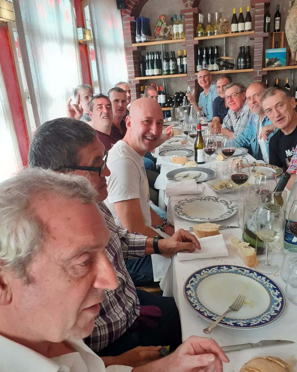 Comida de Portu-Deusto 1990. 32 años después, se siguen juntando. De lo mejor que da este deporte.

🟢🟡

<a href="/bilbao_udala/">Bilbao [Udala - Ayuntamiento]</a> 
___________________________

Portu-Deustuko bazkaria 1990. 32 urte geroago, elkartzen jarraitzen dute. Kirol honek ematen duen onena

🟢🟡

<a href="/bilbao_udala/">Bilbao [Udala - Ayuntamiento]</a>