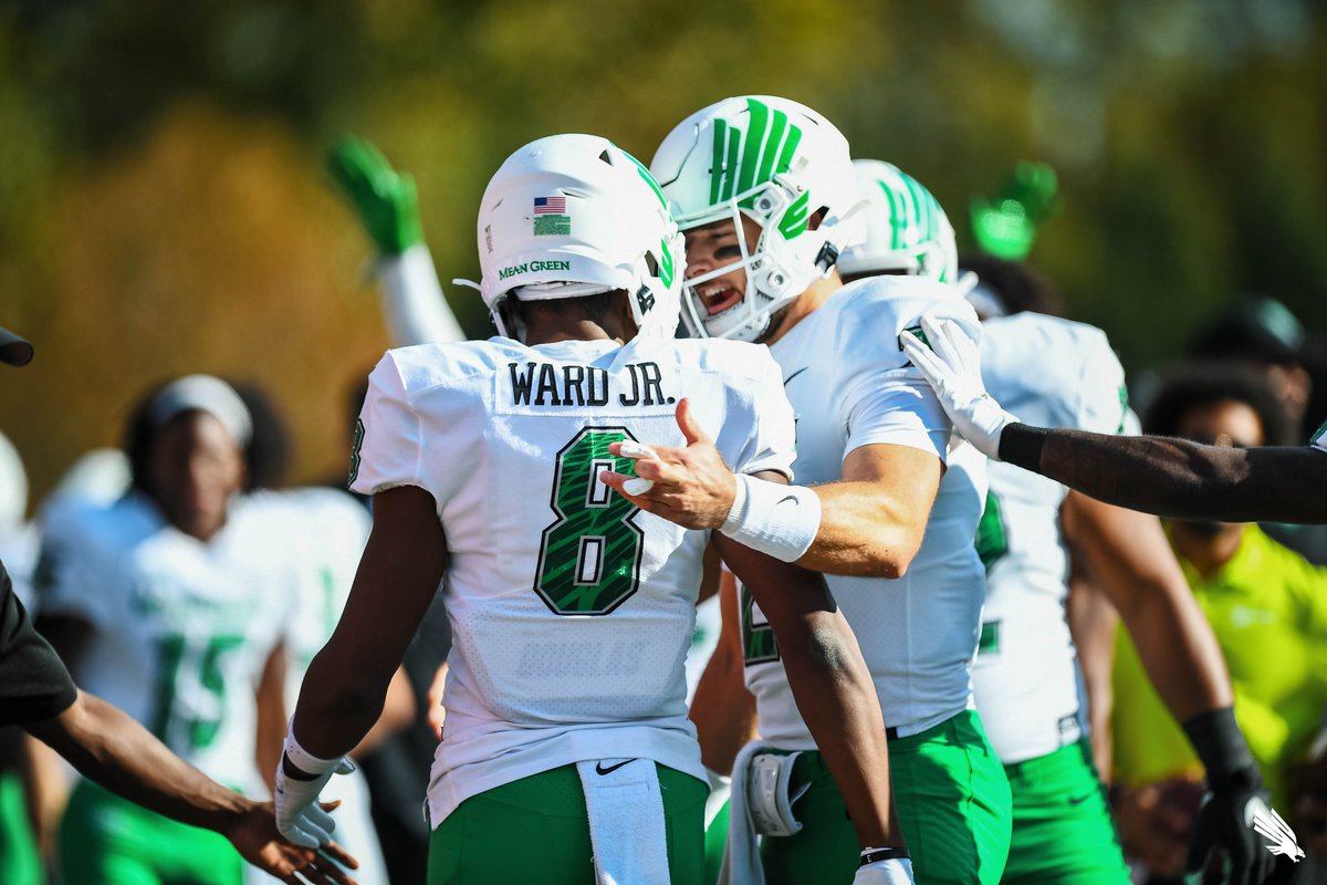 MeanGreenFB's tweet image. 100-yard 𝙛𝙞𝙧𝙨𝙩 𝙝𝙖𝙡𝙛 for @DamonWardJr ‼️

#GMG