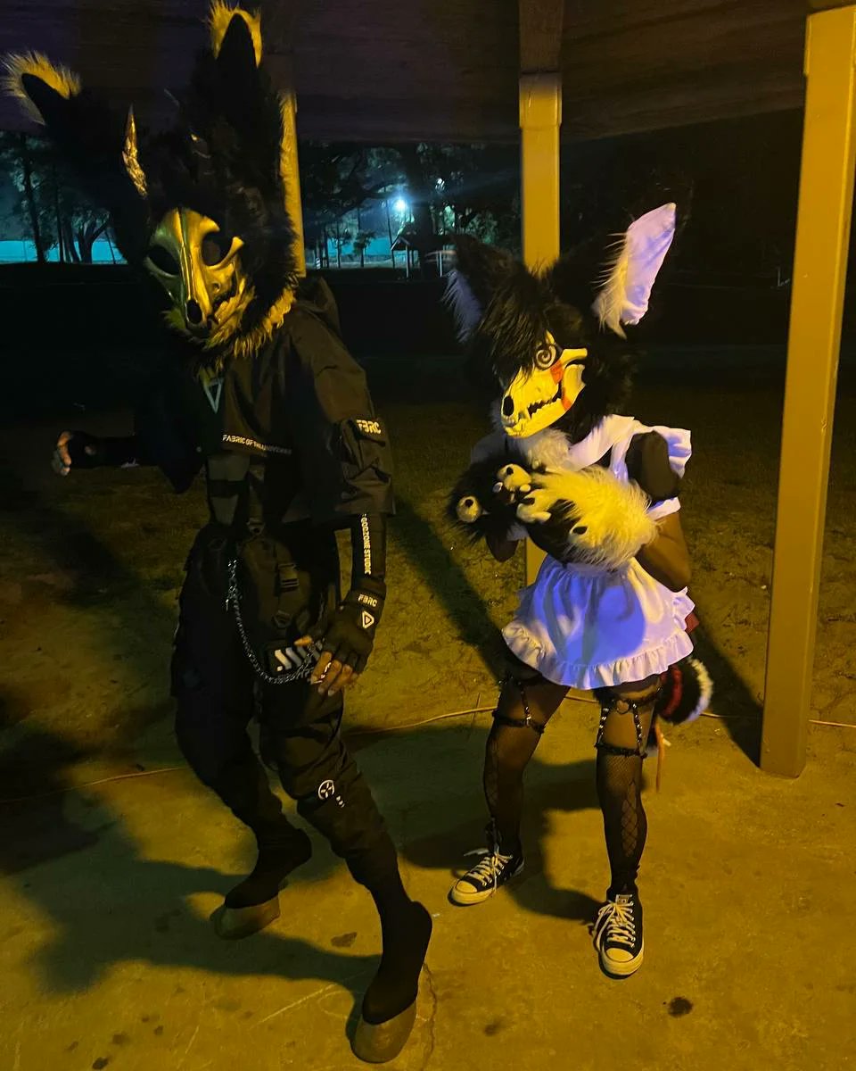 Syrian19928076's tweet photo. Halloween event last night was a blast. 🖤💯👌🏽

#furryfandom #furry #skullsuit #skully #fursuit #skulldogfursuit #skulldog #skulldogmask #skulldogsuit #techwear https://t.co/QPnS0Ba10w