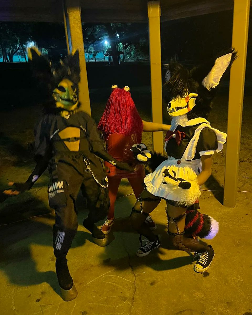 Syrian19928076's tweet photo. Halloween event last night was a blast. 🖤💯👌🏽

#furryfandom #furry #skullsuit #skully #fursuit #skulldogfursuit #skulldog #skulldogmask #skulldogsuit #techwear https://t.co/QPnS0Ba10w
