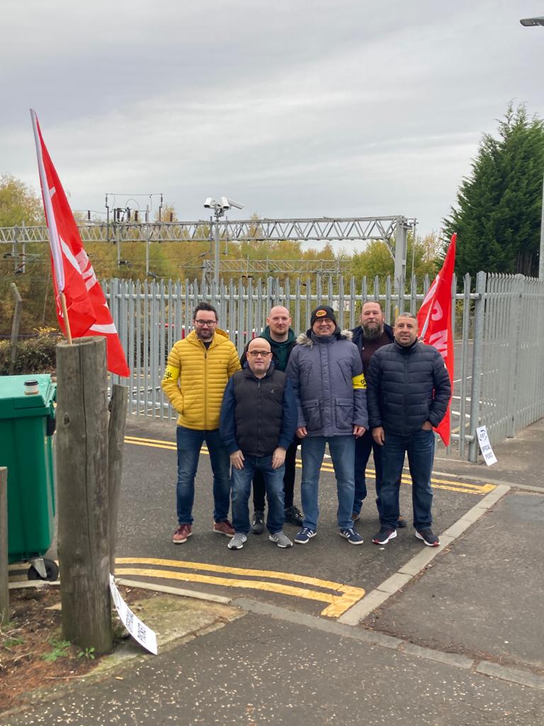 Two picket lines for Motherwell station today, and welcome solidarity from our ASLEF train driver colleagues! Massive public support! Spirits and determination higher than ever! Victory to the RMT! @RMT_Scotland @RMTunion