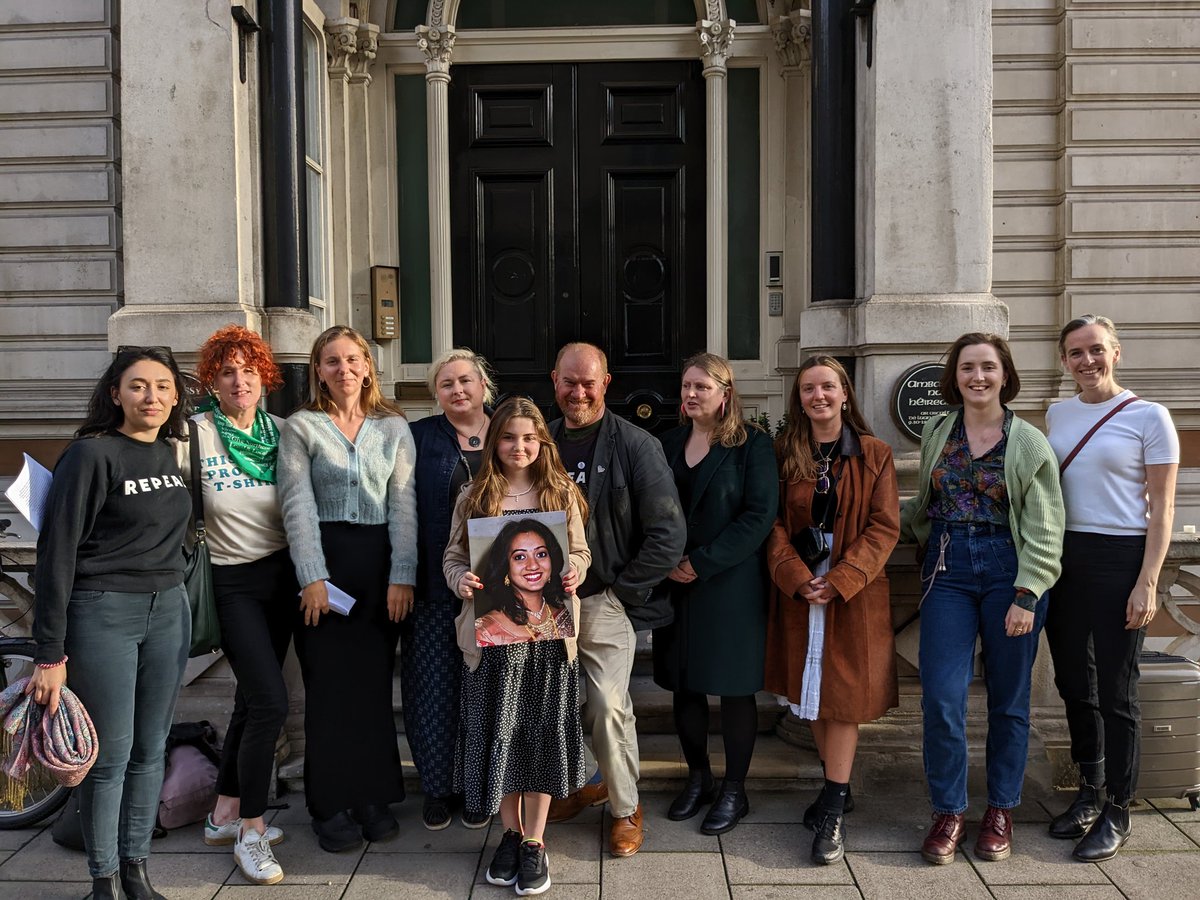 LdnIrishARC's tweet image. Vigil in memory of Savita Halappanavar at the Irish Embassy in London today in solidarity with #MarchforSavita.

Our thoughts are with Savita Halappanavar's family, friends and community.

#NeverAgain