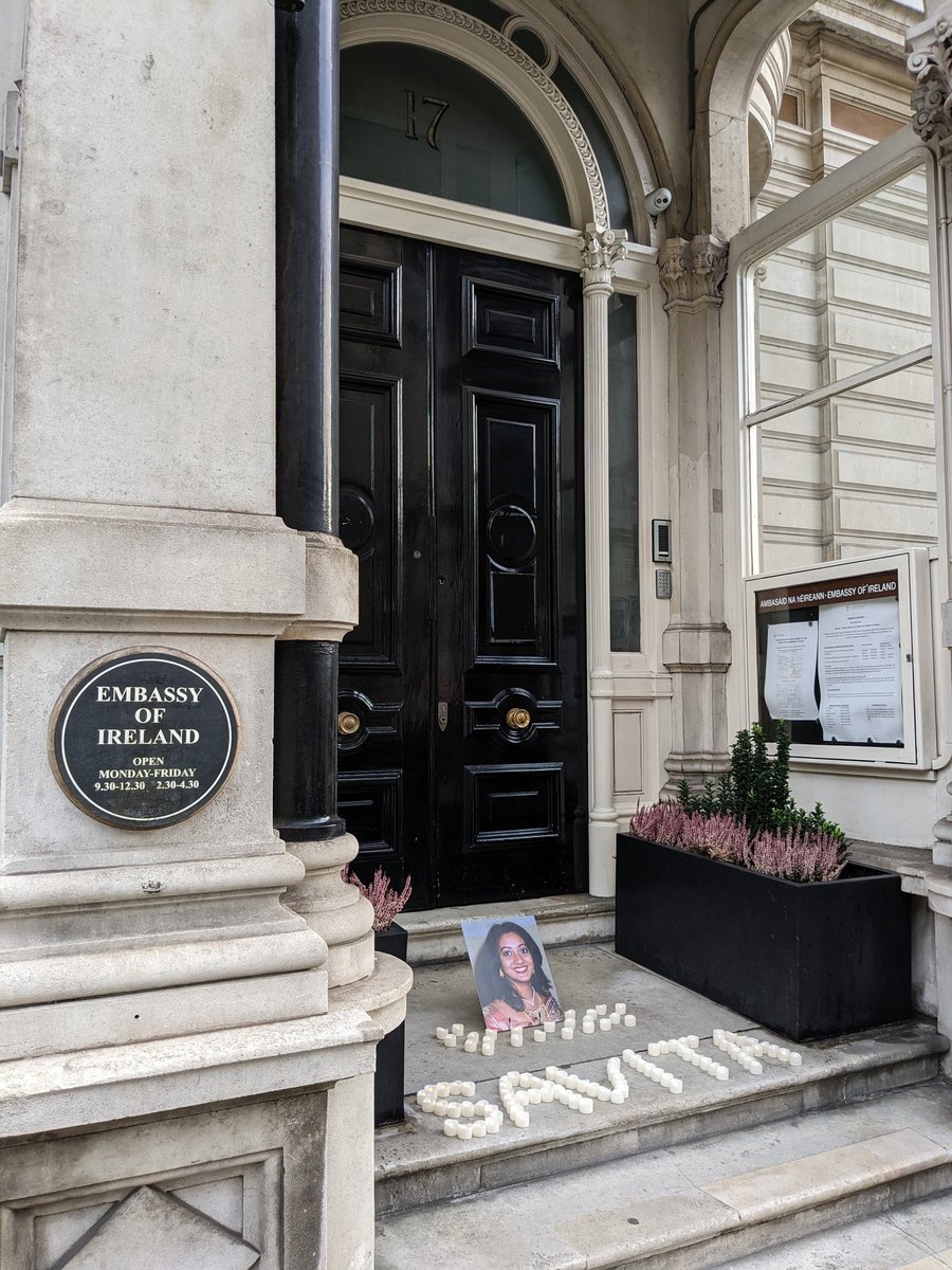 LdnIrishARC's tweet image. Vigil in memory of Savita Halappanavar at the Irish Embassy in London today in solidarity with #MarchforSavita.

Our thoughts are with Savita Halappanavar's family, friends and community.

#NeverAgain