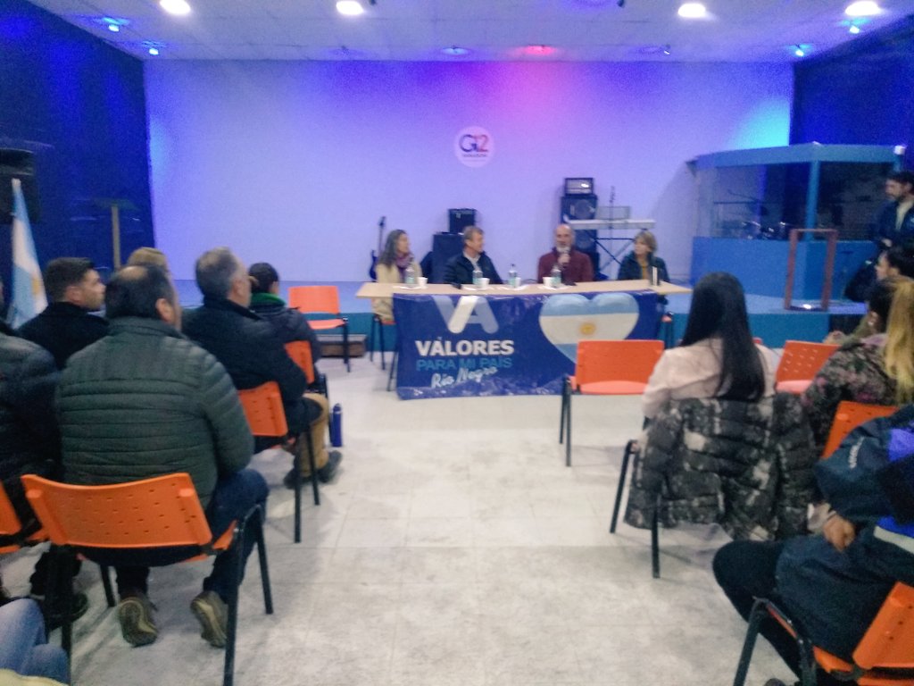 Hoy nos reunimos en #Bariloche con el Dip. Nac. y candidato a gobernador <a href="/ATortorielloOk/">Aníbal Tortoriello</a>. Juntos trabajaremos para que nuestra provincia tenga una verdadera opción de cambio <a href="/RaulGarciaRN/">Raúl Garcia</a> @CAMBIARioNegro