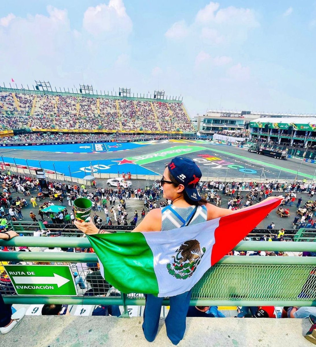 MiaGOF20's tweet photo. Siempre apoyando a Mexico #HeinekenF1 si se puede 🇲🇽🇲🇽 https://t.co/LpVHJkjZyu