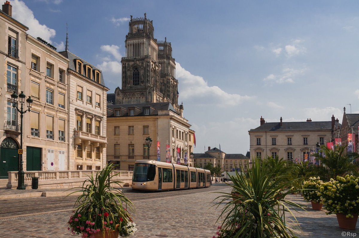 Tram_Kiel's tweet photo. In Orléans zeigt die Tram was sie kann: sie fügt sich in die malerische Altstadt harmonisch ein und ist mit ihrer bronzenen Außenhaut ein beliebtes Postkartenmotiv. Und ist gleichzeitig ein leistungsstarkes Verkehrsmittel für 200 Fahrgäste, Rollstühle, Kinderwagen und Rollatoren. https://t.co/eVHwGgIJG7