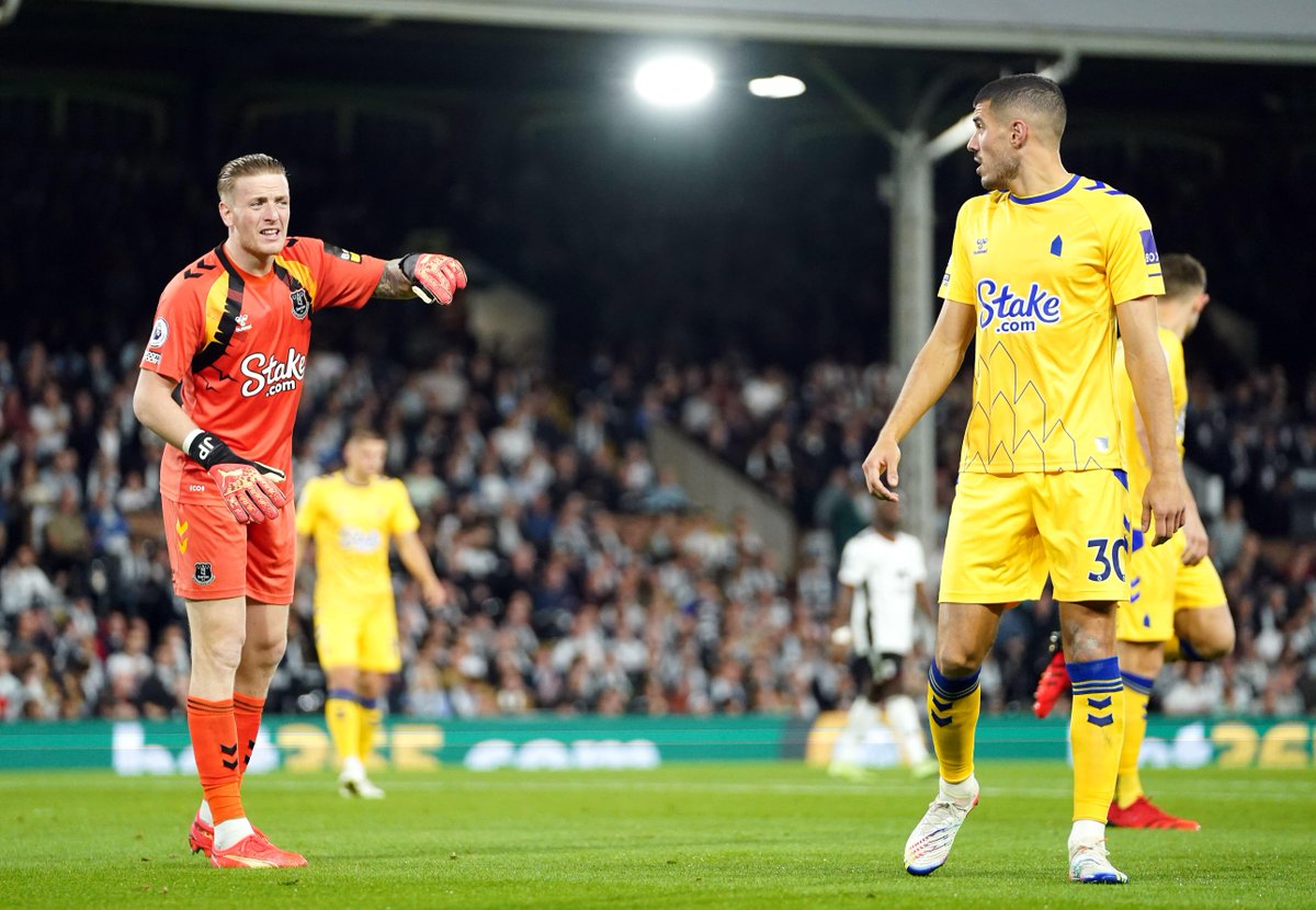Squawka's tweet photo. Everton are the first visiting team to keep a clean sheet against Fulham at Craven Cottage this season.

Jordan Pickford and co. hold firm. ⛔️ https://t.co/vneXICElsY