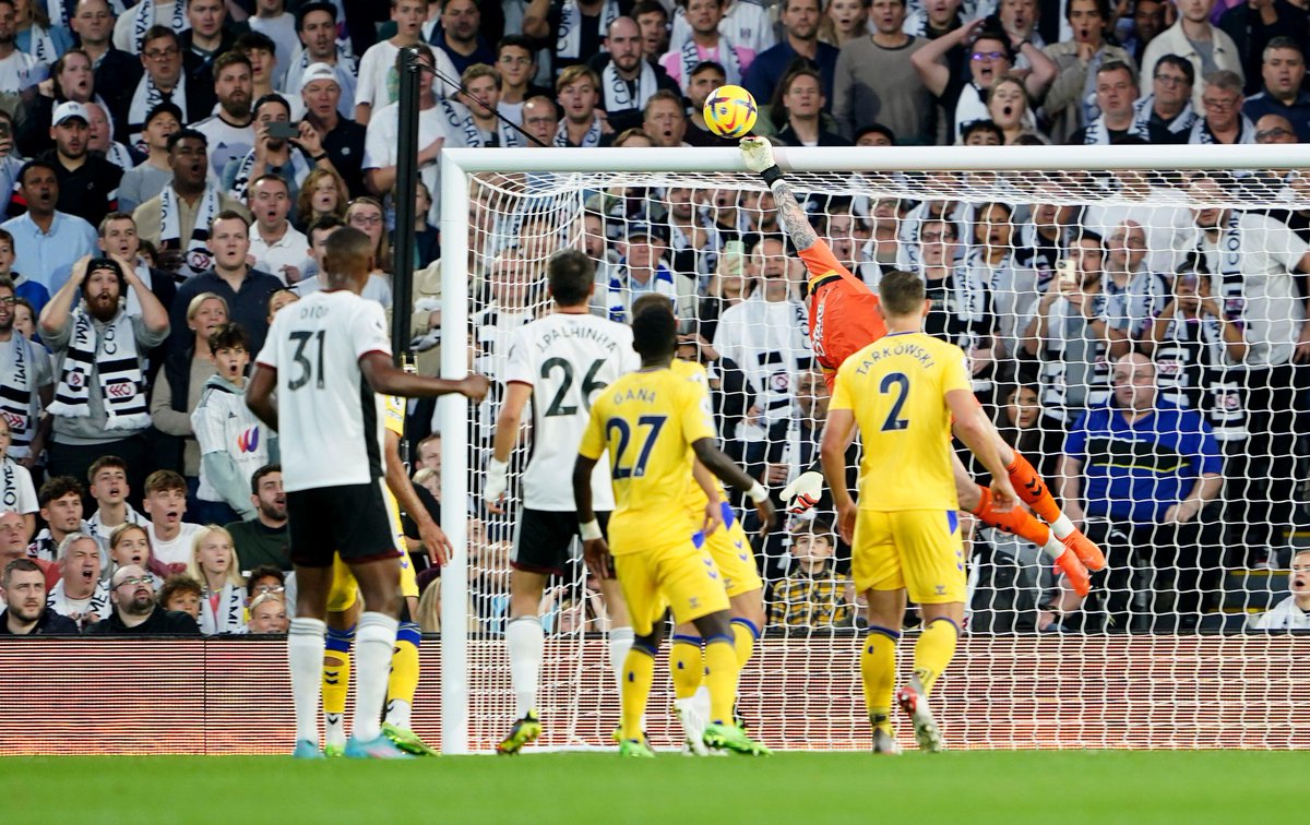 Squawka's tweet photo. Everton are the first visiting team to keep a clean sheet against Fulham at Craven Cottage this season.

Jordan Pickford and co. hold firm. ⛔️ https://t.co/vneXICElsY