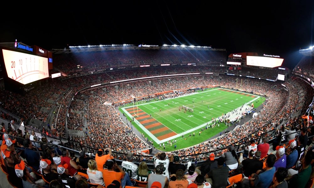 Last Chance! Winner picked tomorrow at 12 NOON! 🚨#Browns  Nation🏈Biggest Giveaway Yet! Who wants to go or know someone that deserves to go MONDAY NIGHT FOOTBALL Bengals @ #Browns  Seats are in Sec. 127. Easy to win!
1. Follow us <a href="/GoBrowniesLive/">Here We Go Brownies Podcast</a> 
2. Retweet this! Good luck!🚨