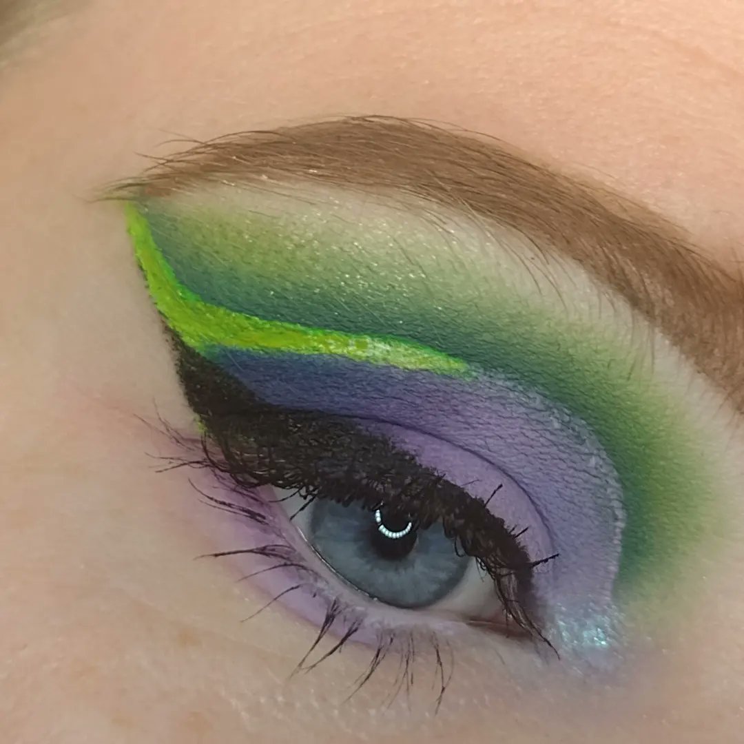 makeupbydannii's tweet photo. 💜💚 https://t.co/b881eeQh1w