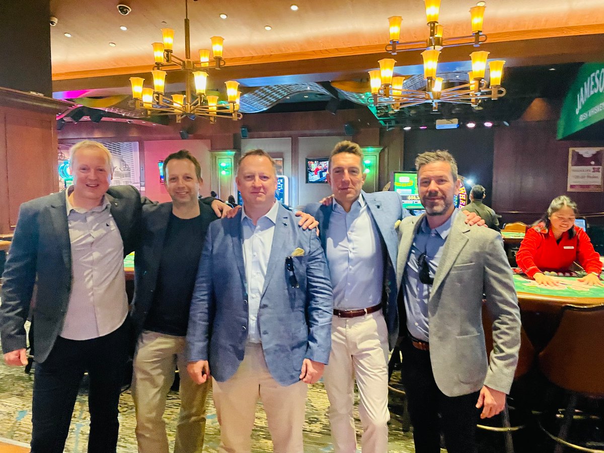 You can make new friends but you can’t make old friends…

#lasvegaswedding 

💒