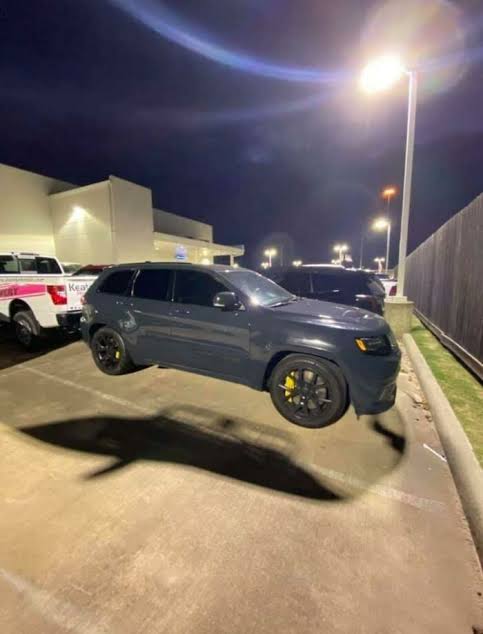 LEARNS0METHlNG_'s tweet photo. Why does this car look like it's floating?! https://t.co/DAWswvG6Av