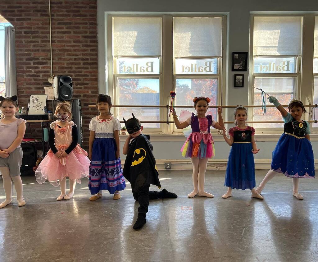 balletarts's tweet image. Eerie-sistable Saturday Preballet and Kinderballet classes!! Happy Halloween!!!!! 🎃😸 #balletboo #balletarts #arenttheythecutest😍 instagr.am/p/CkTnoHcpqPL/