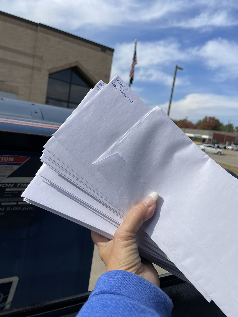 alexak327's tweet photo. Sending 100 letters to voters in AZ! @votefwd #TheBigSend https://t.co/M0Fgth1trQ
