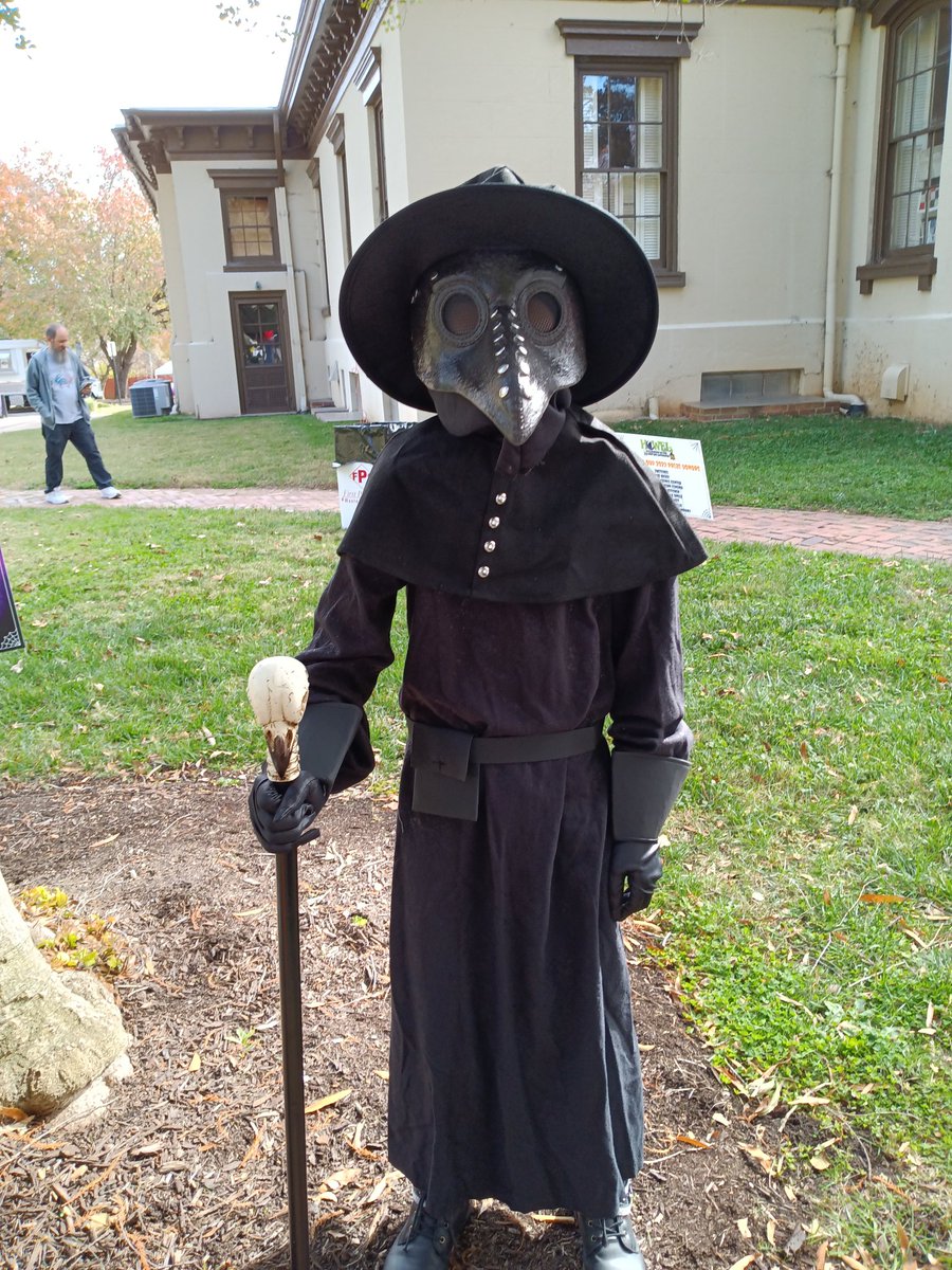 DanvilleMuseum's tweet photo. #Howel at the #DanvilleMuseum is in full swing until 8:30 pm this evening. Music, food trucks, local artisanal vendors, hatchet throwing, come have fun! https://t.co/mdNtKx1l2Q