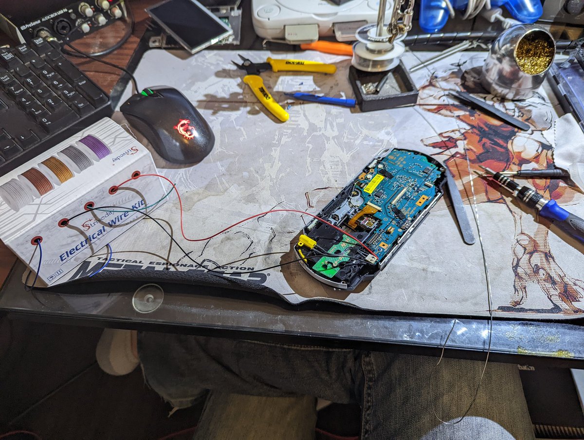 Cain532's tweet image. I love local shops. They sold me this PSP 1001b for super cheap because they didn't know if it works or not. Bodging in a simple USB charger setup to test!!