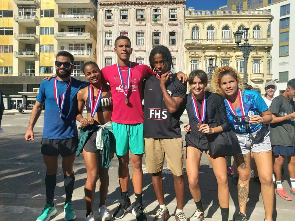 ❤️ Aquí están los ganadores del maratón de los LIV Juegos Caribe. Las facultades de Facultad @FturUh, y @fcomUH se alzaron con el primer lugar en la rama masculina y femenina respectivamente. #295UH #AlmaSaberEntrega #OrgulloUH