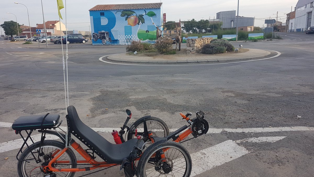 froilancan's tweet photo. Nice murals #TorresDeSegre #RecumbentTrike #recumbent #trike https://t.co/uNvYF2rAQ6