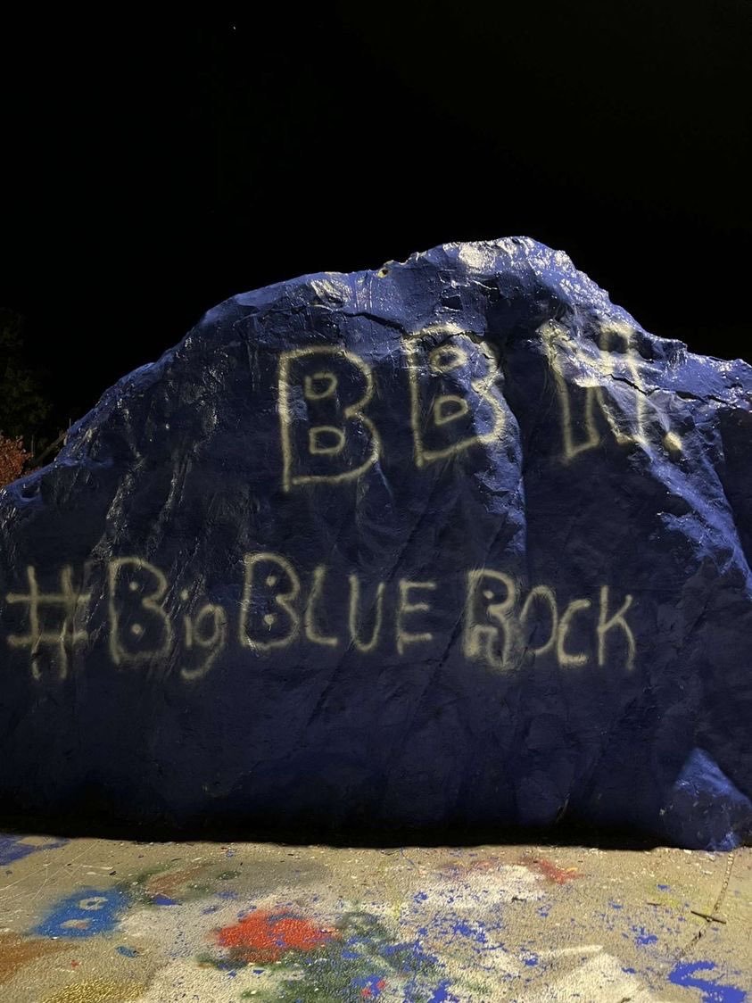 BarstoolUK's tweet photo. Dumb fuckin rock https://t.co/mvJpqpfGhs