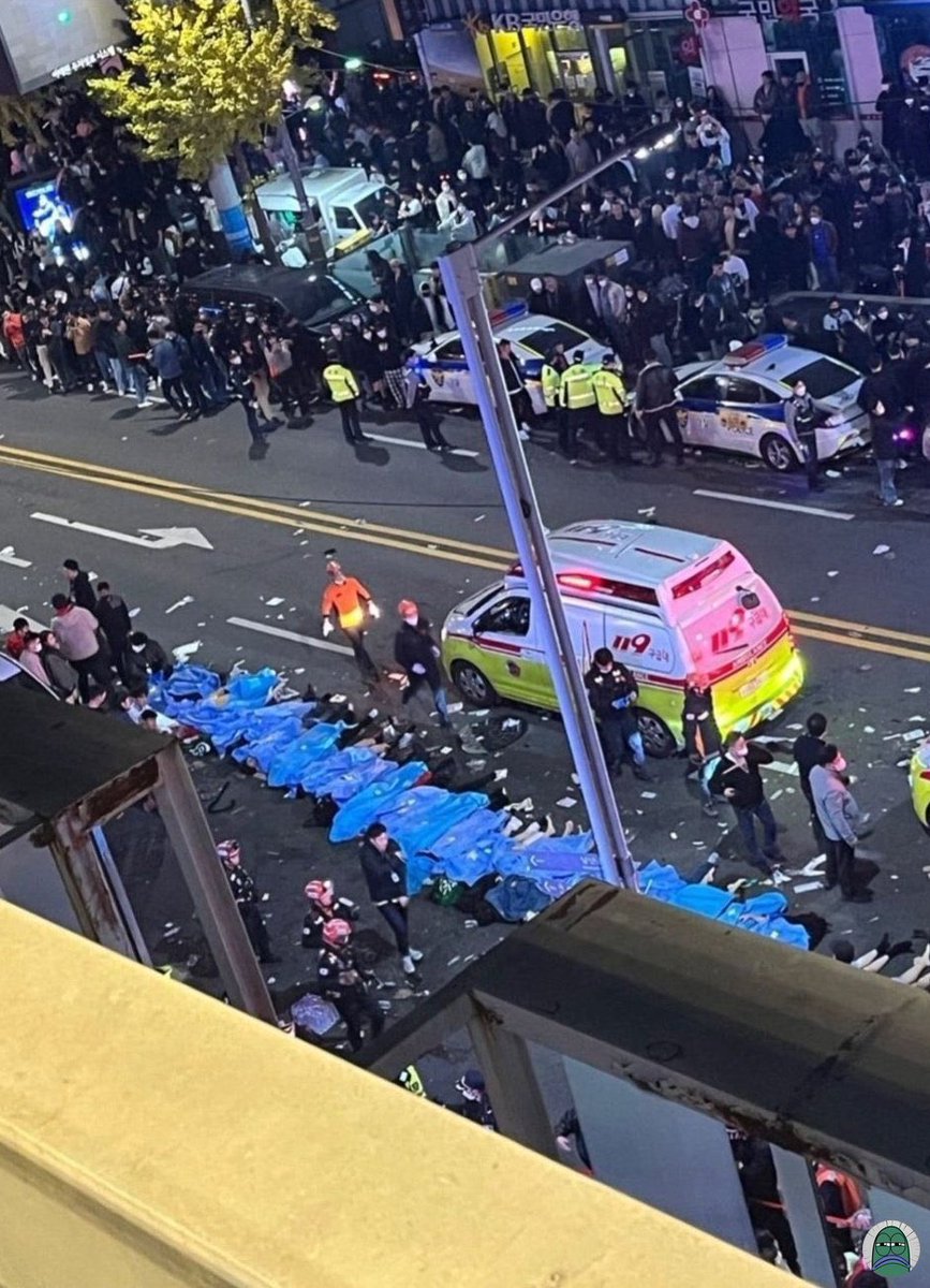 Poletico_News's tweet photo. Massive stampede in Itaewon, 120 people passed away and more than 100 others injured and this is their reaction to ambulances carrying injured/dead bodies. 

Our prayers go out to all the victims &amp; their families. 
may their soul rest in peace 🕊️ 🤍

#Itaewon https://t.co/NBgYgU2JLI