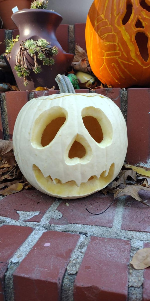 1Curvey's tweet photo. It's pumpkin time! Poison apple pumpkin! #pumpkin #pumpkincarving #Halloween #carver https://t.co/D06FzcD67l