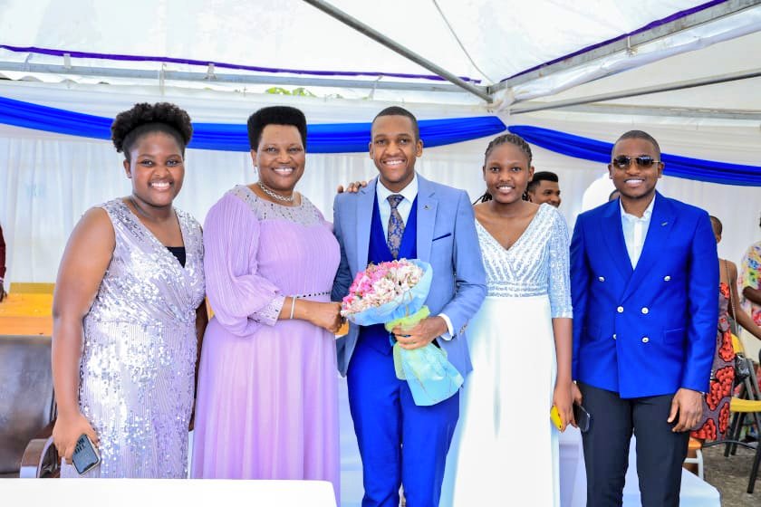 Cher fils Jonathan, félicitations pour ce diplôme décroché. Je sais comment tu as travaillé dur pour atteindre ce bel objectif. La famille est d'autant plus fière de toi et de ta réussite. Grâce à Dieu, nous sommes confiants en ton avenir, et en de nouveaux succès. Amen!