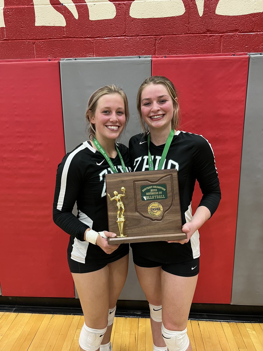 erinleach05's tweet photo. So proud of these girls, especially my #7 &amp; 8! On to regionals! 💚🏐💚 https://t.co/76J0PawU48