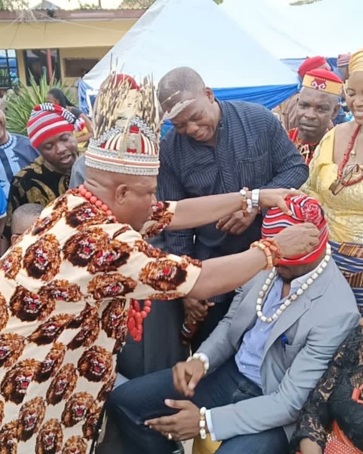 GRVlagos's tweet photo. Earlier today accompanied by my sweet mother to the new yam festival were I was titled the "Ezi Nwanwa Ndigbo."
(Worthy grandson of Igbo people)
Project #nwadiala2023 #ọmọlúàbíèkó  #ourlagos #itusileeko #OBIdients https://t.co/Vathok0VZF