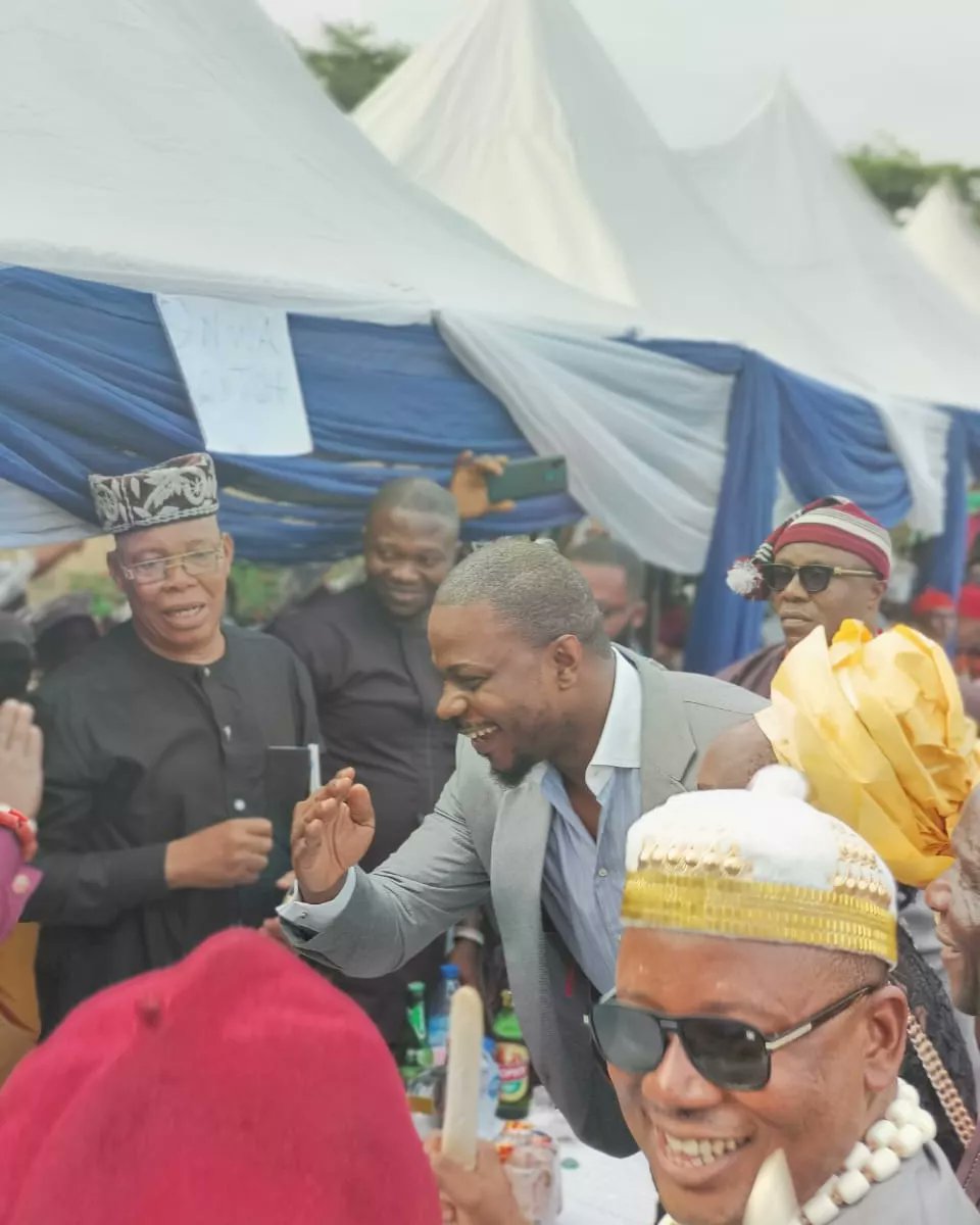 GRVlagos's tweet photo. Earlier today accompanied by my sweet mother to the new yam festival were I was titled the "Ezi Nwanwa Ndigbo."
(Worthy grandson of Igbo people)
Project #nwadiala2023 #ọmọlúàbíèkó  #ourlagos #itusileeko #OBIdients https://t.co/Vathok0VZF