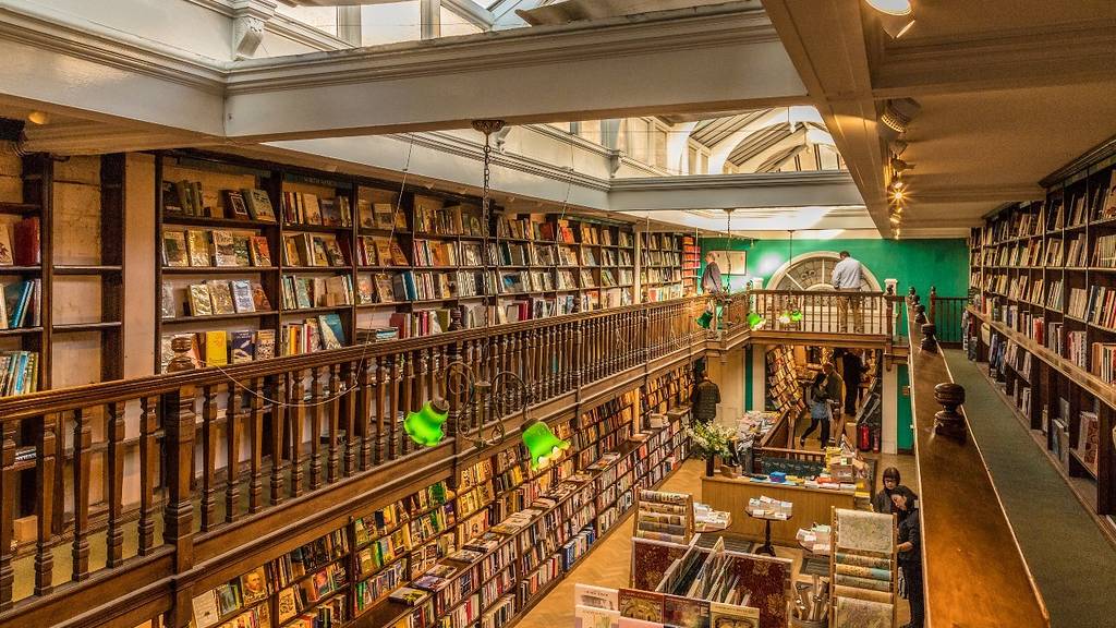 Stumbled upon <a href="/Dauntbooks/">Daunt Books</a>' beautiful branch in Oxford today

James Daunt, ex-<a href="/jpmorgan/">J.P. Morgan</a> banker turned hugely successful independent bookseller, is a superstar CEO these days, credited for turning around <a href="/Waterstones/">Waterstones</a> in 2011 and <a href="/BNBuzz/">Barnes & Noble</a> in 2019 (pics: original branch, Marylebone )