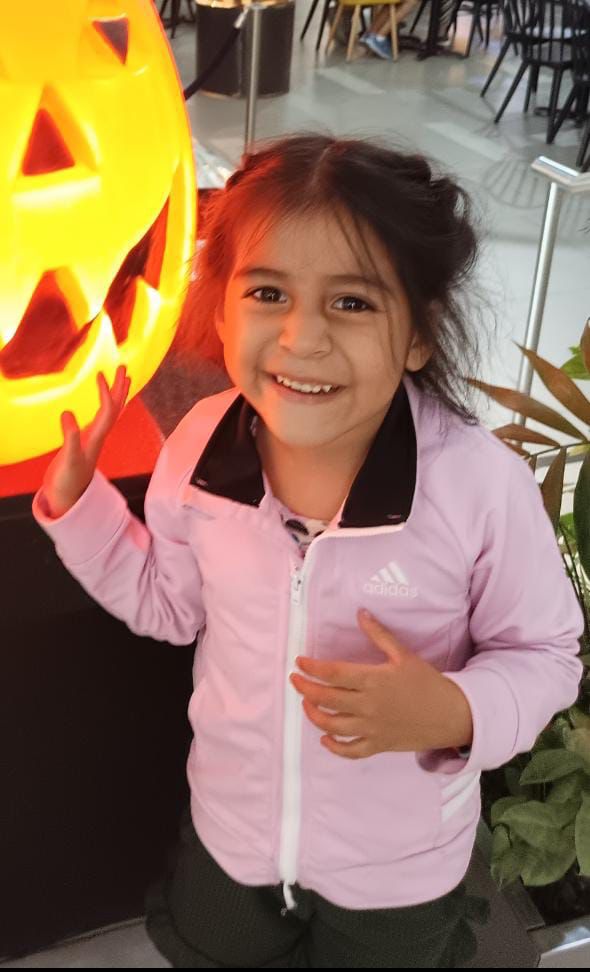 FLACOMENDOZA1's tweet photo. #URGENTE
Niña de 3 años , desapareció cuando estaba con una persona adulta que sufrió desmayó en  mercado de la 29 y la J,suburbio de #Guayaquil .
Estaba con licra gris y blusita blanca .
#Compartir por favor.
#elflakoinfo
@EmergenciasEc 
@Cupsfire_gye https://t.co/KZ9Fcj8V6k