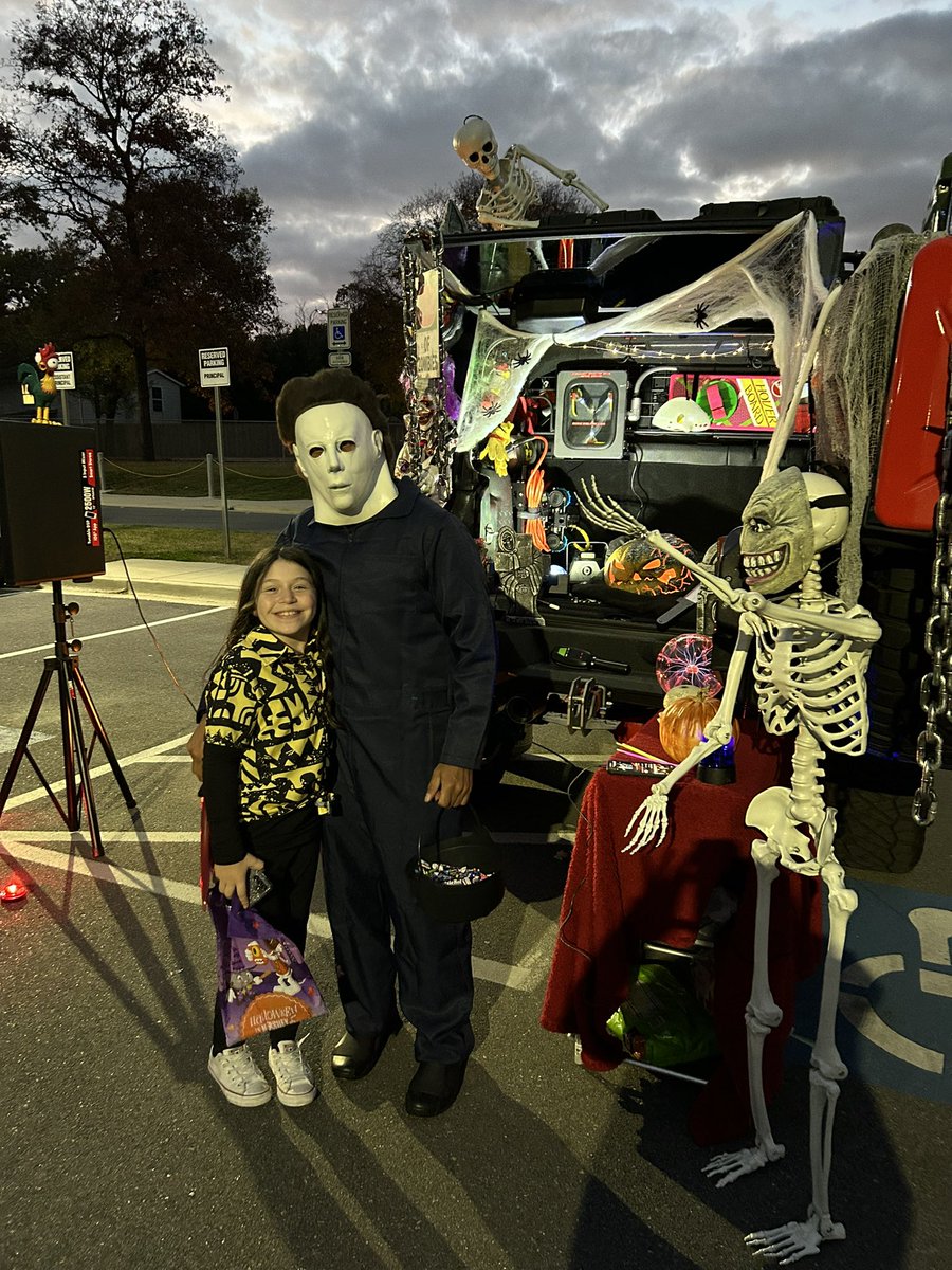 m_taylor419's tweet photo. RHLEE Trunk or Treat was a hit 🎃🍭🍫
@RHLeeESAACPS 
@AACountySchools 
#aacpsAwesome https://t.co/azQjoeg9Lv