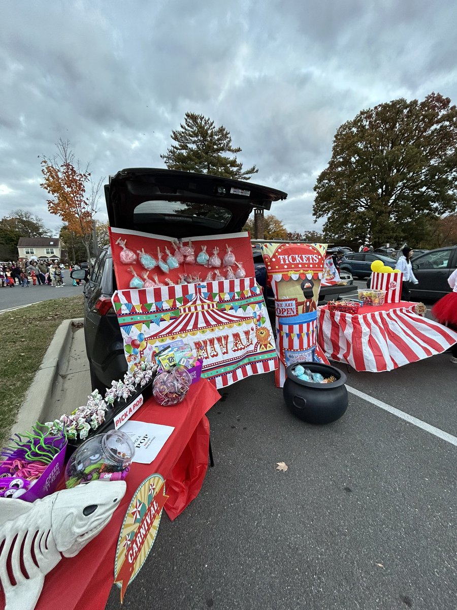m_taylor419's tweet photo. RHLEE Trunk or Treat was a hit 🎃🍭🍫
@RHLeeESAACPS 
@AACountySchools 
#aacpsAwesome https://t.co/azQjoeg9Lv