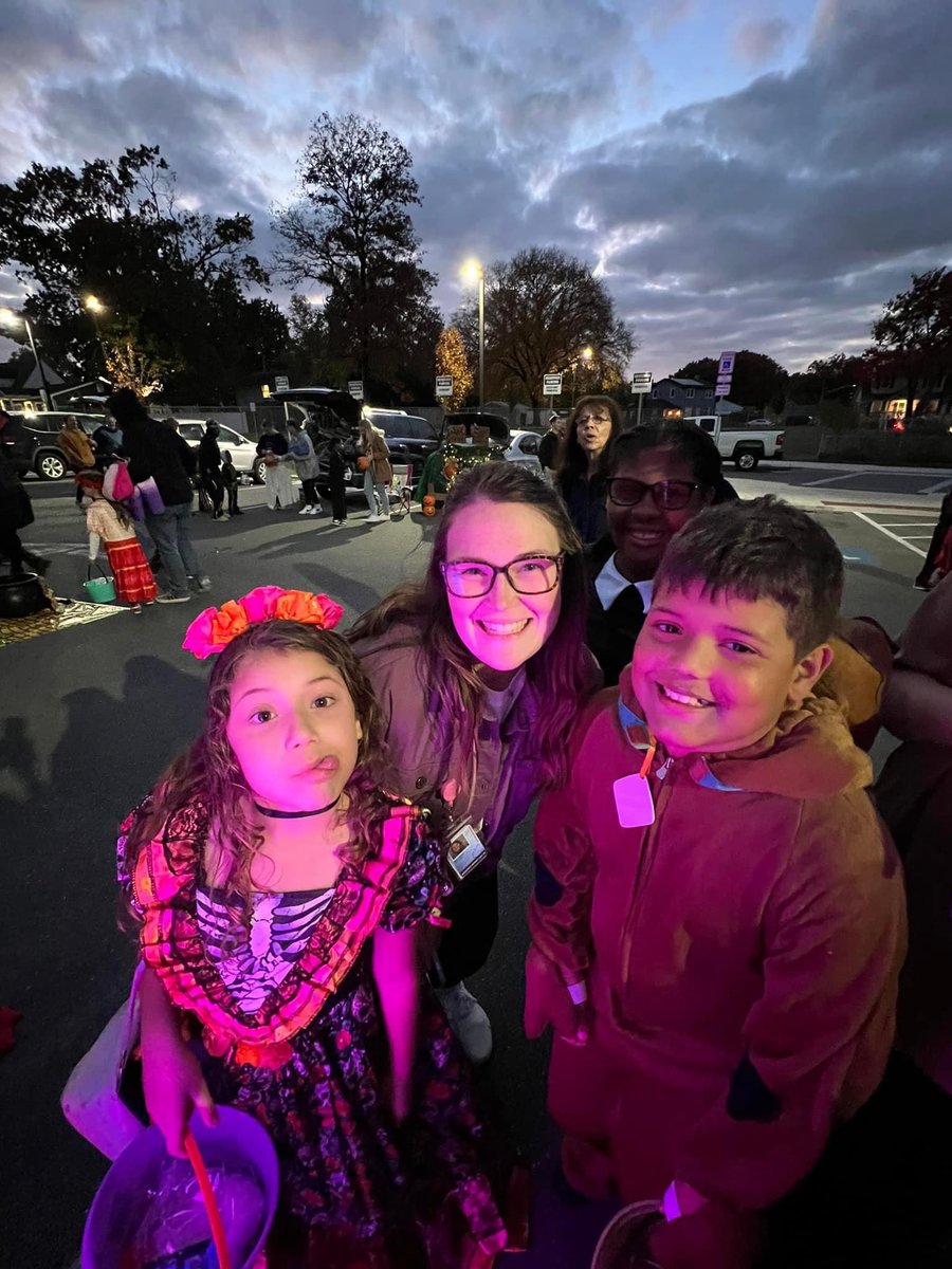 m_taylor419's tweet photo. RHLEE Trunk or Treat was a hit 🎃🍭🍫
@RHLeeESAACPS 
@AACountySchools 
#aacpsAwesome https://t.co/azQjoeg9Lv