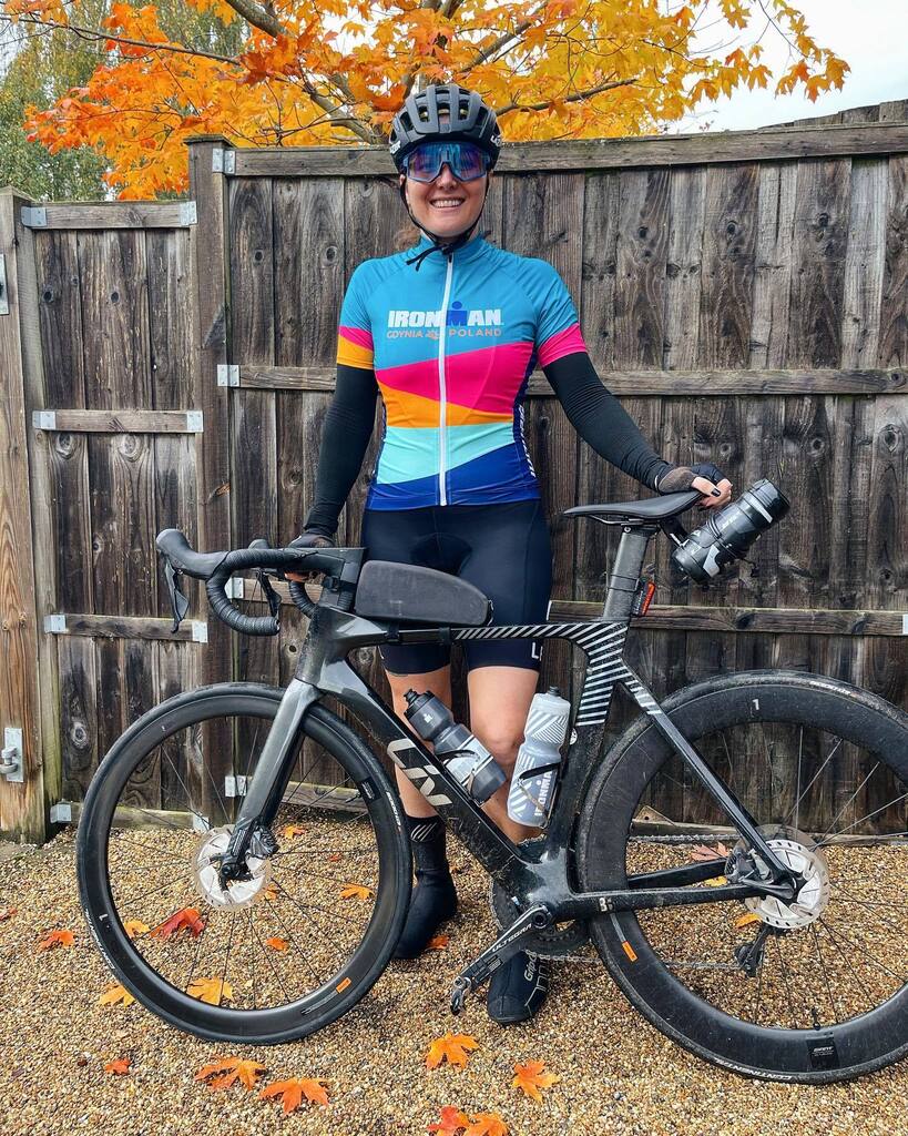 Rare sighting of me on my bike… 👀😆 After what feels like forever, it was really nice to head out on two wheels. @cloestone_tri had a route planned taking on just over 70km and I ambitiously agreed, despite not pedalling since the first week of September! I’m not sure my legs…