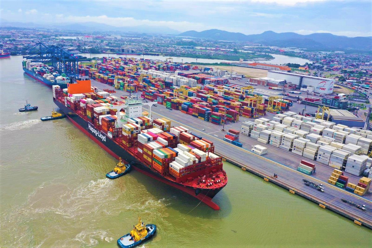 Navio Rio de Janeiro Express, do armador Hapag-Lloyd AG, um dos maiores navios de contêineres do país, atracou em nosso cais. O gigante conta com 335m de comprimento, 51,5m de largura e possui capacidade de mais de 13 mil TEUs.