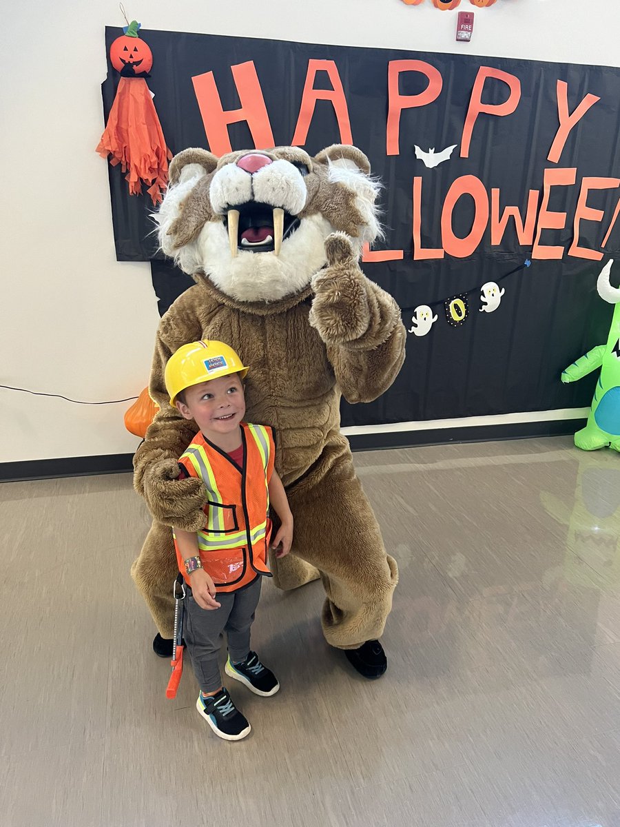 MrJonasFHS's tweet photo. Spookfest at FHS was a huge success! Thanks to all who helped make it happen @sawickyscience #PartofaBetterCommunity #SaberPride https://t.co/CoagVVI9Ul