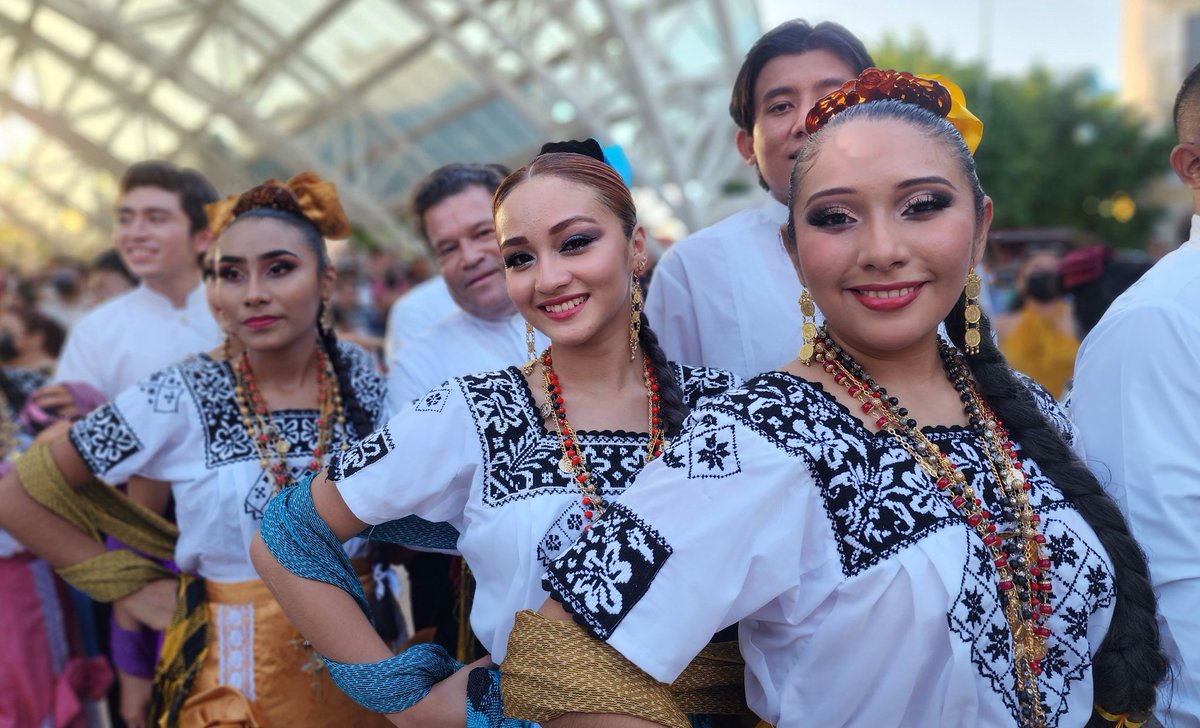 RaulPozosMx's tweet photo. El legado cultural de nuestras raíces es símbolo de identidad que nos orgullece como campechanos. Agradezco ese gran entusiasmo de maestras, maestros, padres de familia, chicos y chicas que participaron el Festival del Palmar y Sarao que organizó la @SEDUCampeche (1) https://t.co/emCAXg2aGs