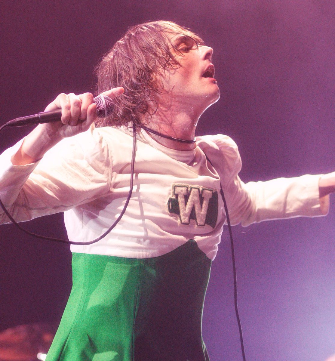 gerard choking themselves with the mic cable: a necessary thread 🧵🪡
