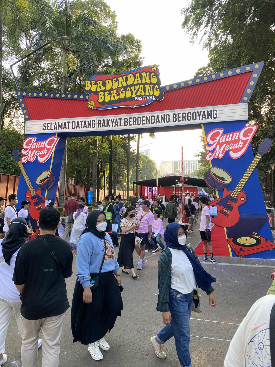 Achromatic tweet media