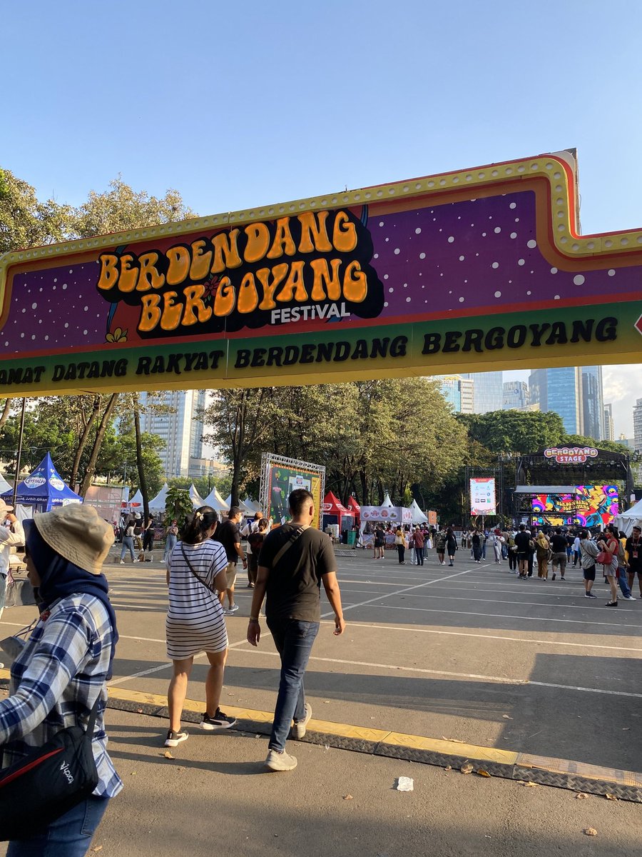 Achromatic tweet media