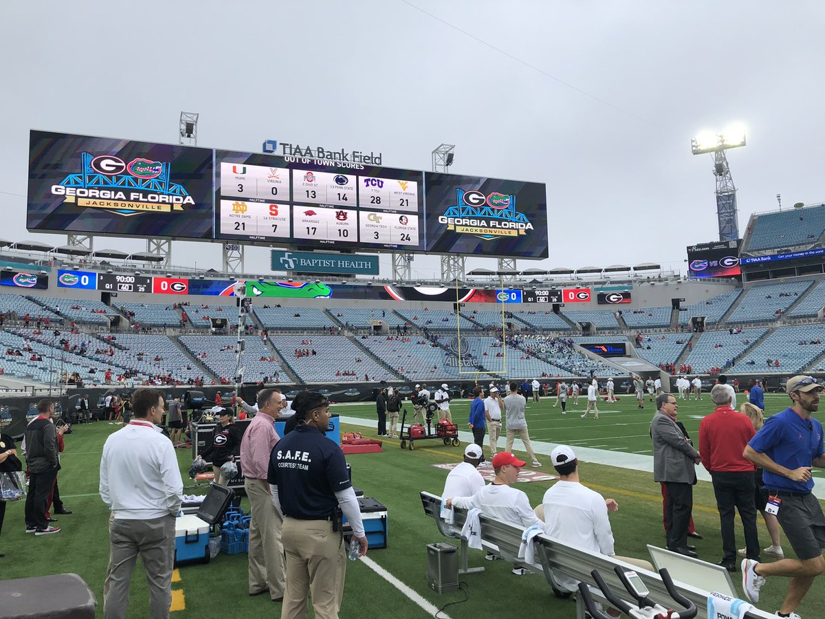 It's college football between @GatorsFB and @GeorgiaFootball...in Jacksonville! #GoGators #GoDawgs Pregame NOW w/@BasquilJim 📱: @ESPN app 📻: @ESPNRadio 🖥: ESPNRadio.com 🏈: 3:30PM ET 🎙: @marckestecher, Kelly Stouffer, & @Ianfitzespn