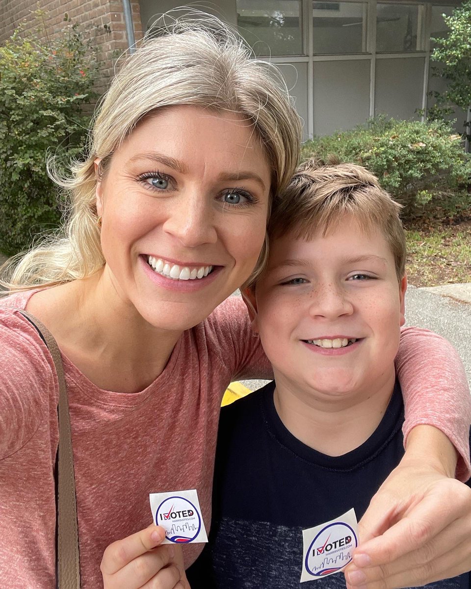 LaceyHullTx's tweet photo. Great morning block walking and spending the afternoon at the polls! Took a quick break from poll greeting and went in to vote. Get out and vote early. Early voting goes through Nov 4th. #txlege https://t.co/JEDD0iVawH