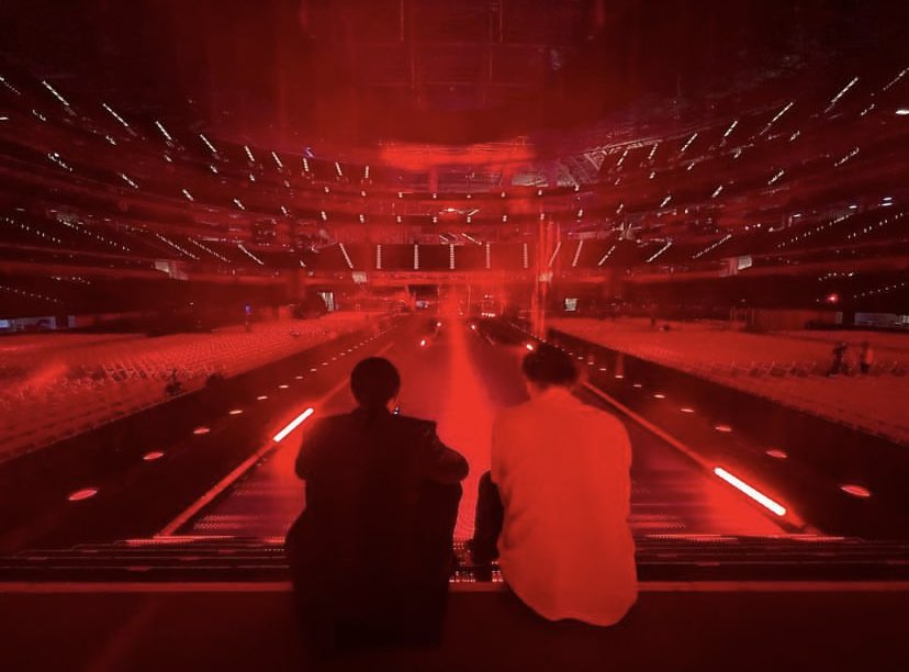 theidolupdates's tweet photo. Abel with Sam Levinson at SoFi Stadium. ❤️‍🔥🧸 https://t.co/GmbsRxsixl