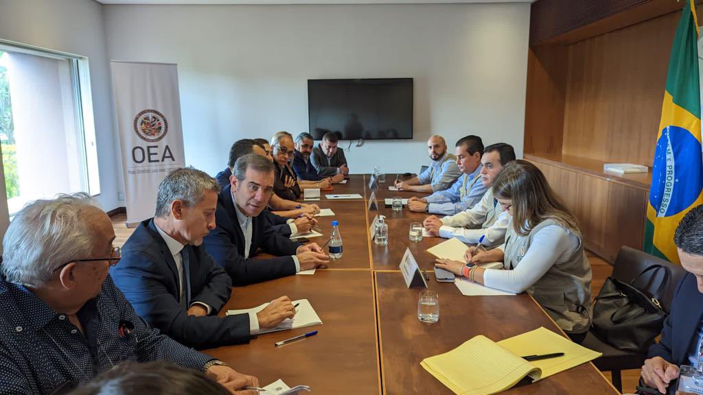 juntacentral's tweet photo. La comisión encabezada por el #PdteJCE y #Copresidente protémpore de la @UNIORE, @RomnJquez , continúa en la #Misión de #ObservaciónElectoral en #Brasil 🇧🇷 se reúne con la #MOE de la @OEA_oficial, donde compartieron sus perspectivas del proceso electoral de este 30 de octubre. https://t.co/IPDpLAoJpg