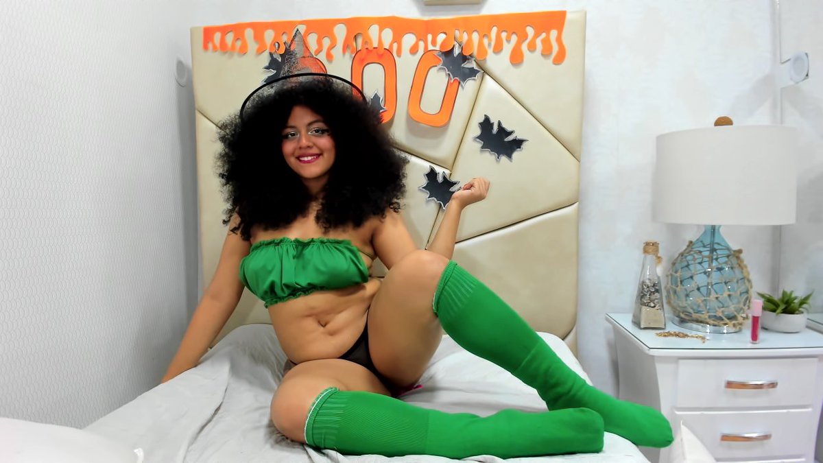 cataleya_evans's tweet photo. Mood brujita ✨
#camgirl💘 #curvymodel #curlyhair #colombiana #teenmodel #webcammodels #teen #happyhalloween  #halloween #cataleya_evans https://t.co/PC6BXRli5M