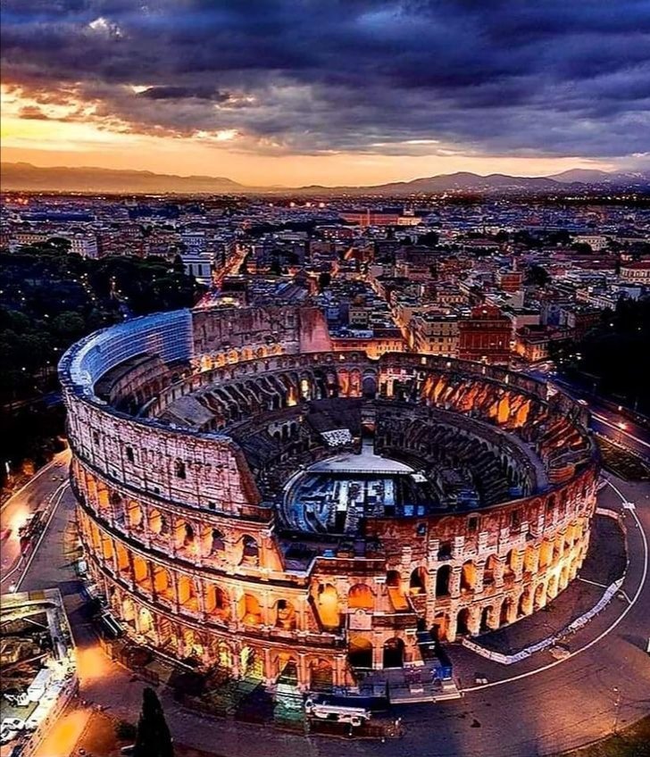 Sunset over the Coliseum and the city of Rome in Italy 🇮🇹💚❤️🧡💜